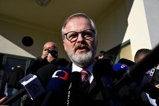 "Mlčení" premiéra Fialy, prosí o trochu času. "Cítím ale lítost i úlevu," přiznává